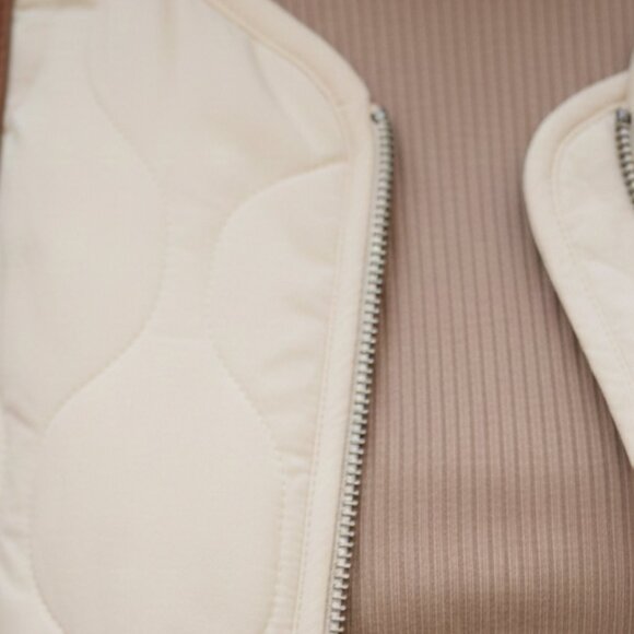 Elegant Quilted Jacket - Picture 4 of 4